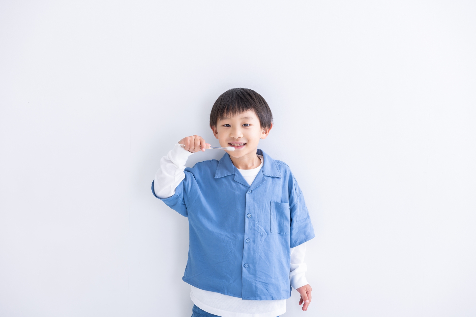 歯ブラシを持って歯みがきをする男の子|学校歯科健診後の口腔ケアイメージ