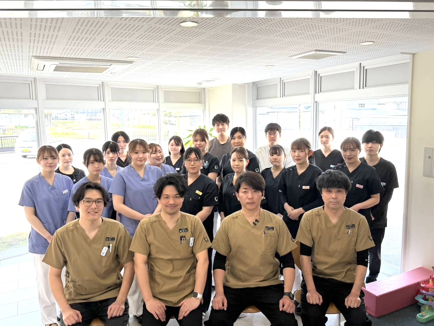 会津若松市の一箕歯科医院で働くスタッフの集合写真