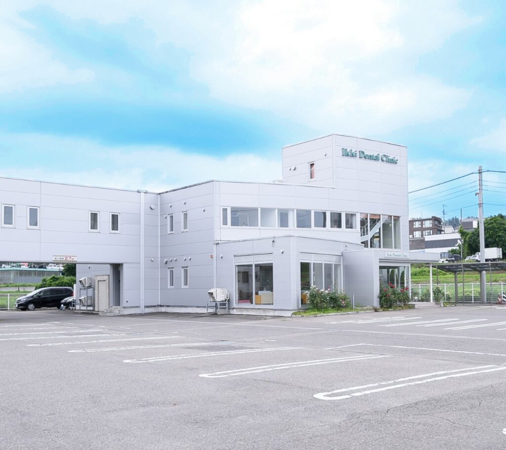 会津若松市にある一箕歯科医院の外観と駐車場