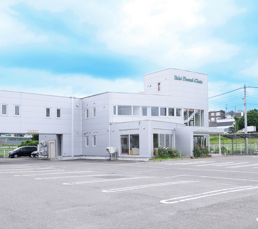 会津若松市にある一箕歯科医院の外観と駐車場