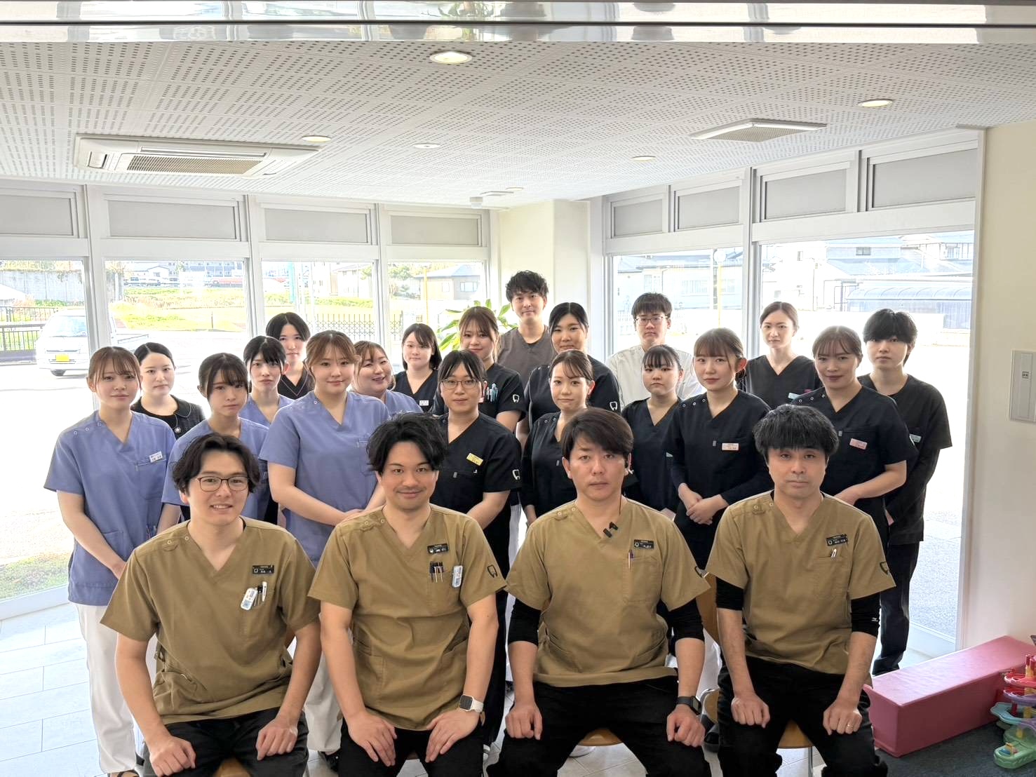 会津若松市の一箕歯科医院に勤務する歯科医師とスタッフ