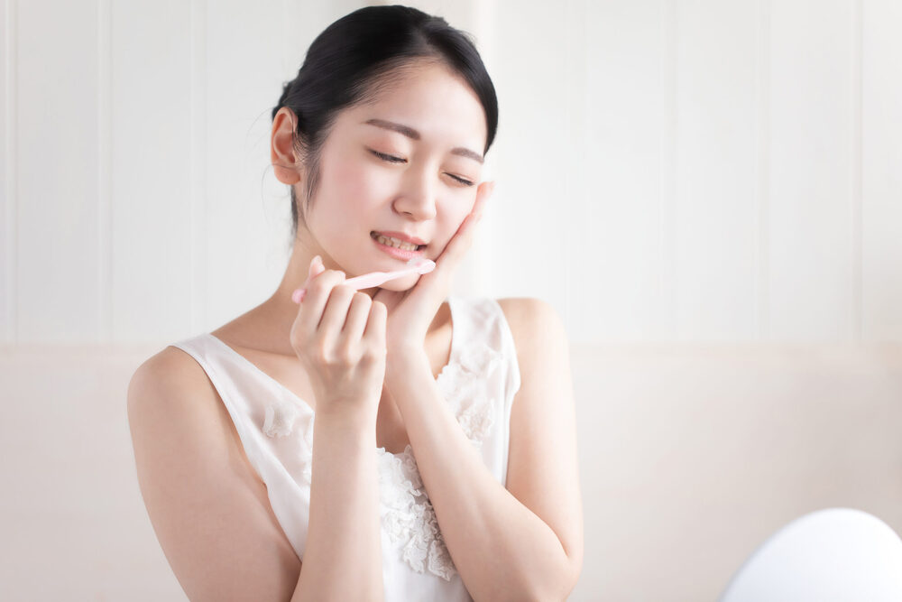 顎の違和感を気にする女性｜食いしばり・歯ぎしりによる顎の疲れのイメージ