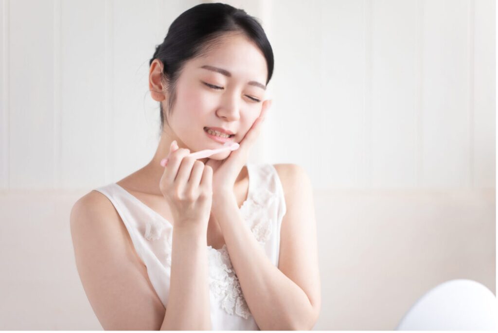 虫歯による歯の痛みに悩む女性