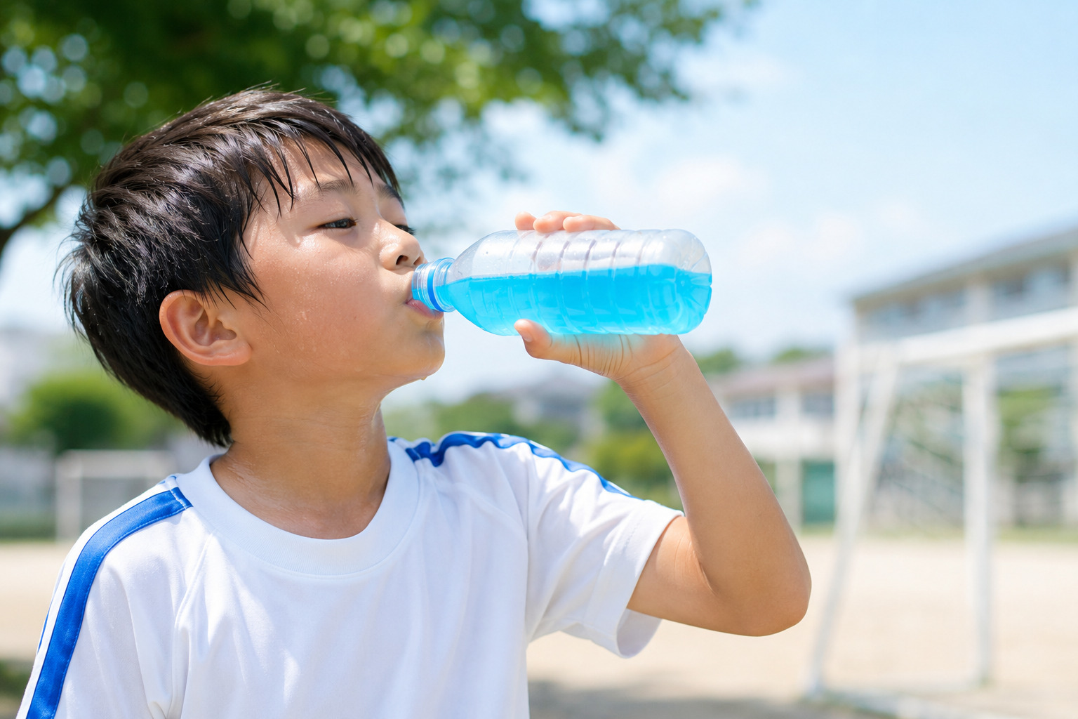 スポーツドリンクを飲む子ども